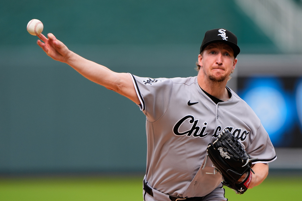 Chicago White Sox starting pitcher Erick Fedde throws during the first inning of a baseball game against the Kansas City Royals, Saturday, April 11, 2026, in Kansas City, Mo. (AP Photo/Charlie Riedel)