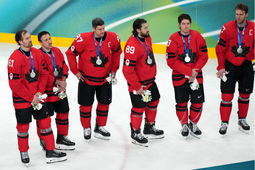 Canada's Sidney Crosby (87) stands with his teammates during the medal ceremony following Canada's overtime loss to the United States in the men's ice hockey gold medal game at the 2026 Winter Olympics in Milan, Italy, Sunday, Feb. 22, 2026. (AP Photo/Carolyn Kaster)