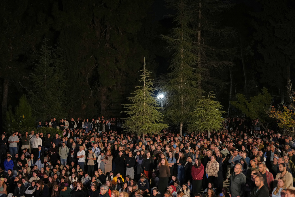 Mourners attend the funeral of slain hostage Captain Daniel Peretz after his body was returned from Gaza as part of a ceasefire agreement between Israel and Hamas at Mt. Herzl military cemetery in Jerusalem, Wednesday, Oct. 15, 2025. (AP Photo/Francisco Seco)