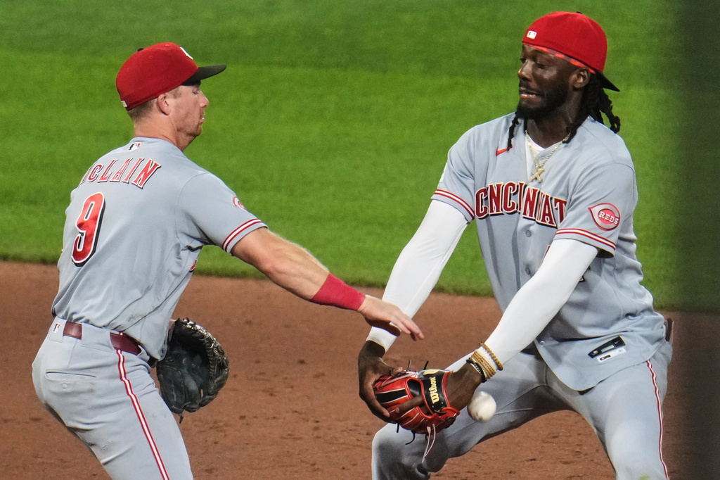 Cincinnati Reds' Elly de la Cruz, right, and Matt McLain (9) celebrate after getting the final out of a baseball game against the Pittsburgh Pirates in Pittsburgh, Friday, June 26, 2026. (AP Photo/Gene J. Puskar)