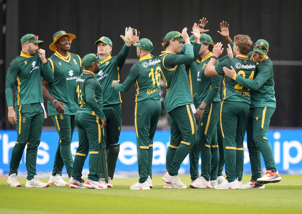 South Africa's Wiaan Mulder, second right, celebrates catching England's Jofra Archer during the One Day International Series cricket match between England and South Africa at Headingley, Leeds, England, Tuesday, Sept. 2, 2025. (Danny Lawson/PA via AP)