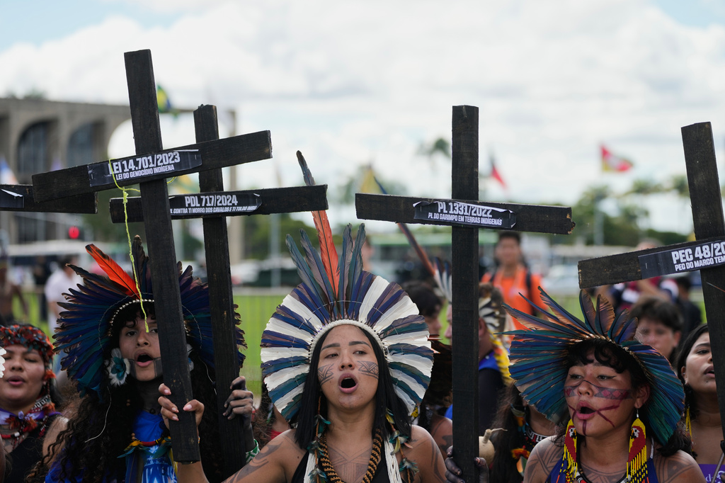 Indigenous protesters march during the annual "Acampamento Terra Livre," or Free Land Encampment, Brazil's largest annual Indigenous mobilization that focuses on land rights and environmental protection, in Brasilia, Brazil, Tuesday, April 7, 2026. (AP Photo/Eraldo Peres)