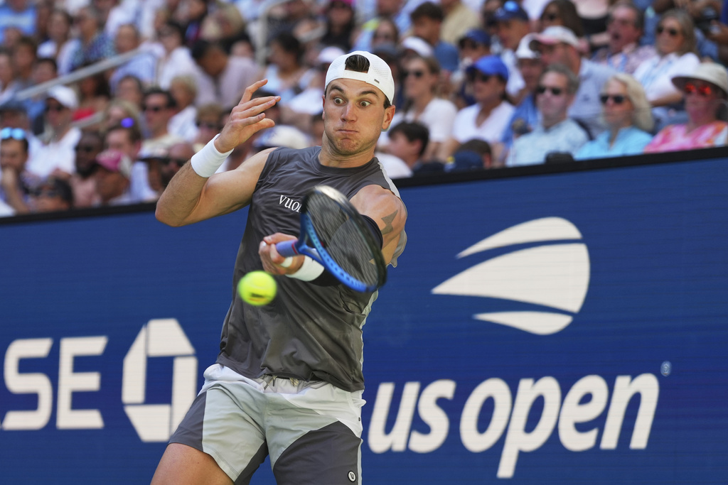 Jack Draper, of Great Britain, returns a shot to Federico Agustin Gomez, of Argentina, during the first round of the US Open tennis championships, Monday, Aug. 25, 2025, in New York. (AP Photo/Kirsty Wigglesworth)