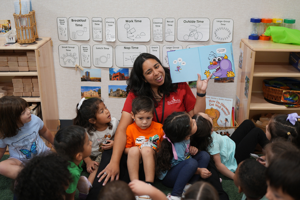 Pre-K 4 SA teacher Deziree Arce reads to her students, Oct. 9, 2025, in San Antonio. (AP Photo/Eric Gay)