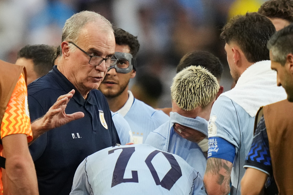 Uruguay head coach Marcelo Bielsa talks to his players during a hydration break in a World Cup Group H soccer match against Saudi Arabia in Miami Gardens, Fla., Monday, June 15, 2026. (AP Photo/Lynne Sladky)