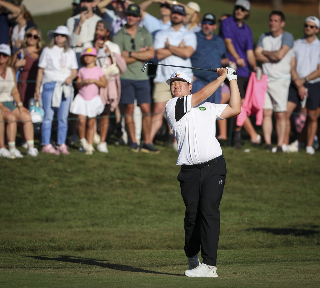 Sungjae Im watches his approach shot on the 18th hole during the third round of the Valspar Championship golf tournament, Saturday, March 21, 2026, in Palm Harbor, Fla. (Chris Urso/Tampa Bay Times via AP)