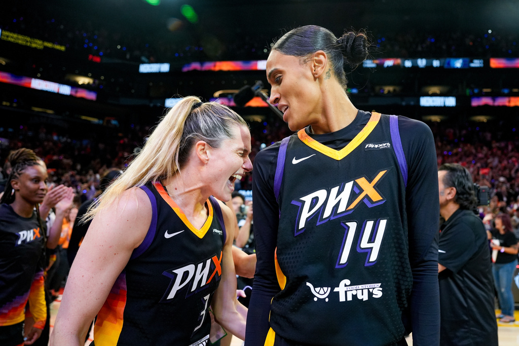 CORRECTS ID TO SAMI WHITCOMB NOT LEXI HERALD Phoenix Mercury's Sami Whitcomb, left, and DeWanna Bonner celebrate after winning Game 4 of a WNBA basketball playoff semifinals series against the Minnesota Lynx, Sunday, Sept. 28, 2025, in Phoenix. (AP Photo/Samantha Chow)