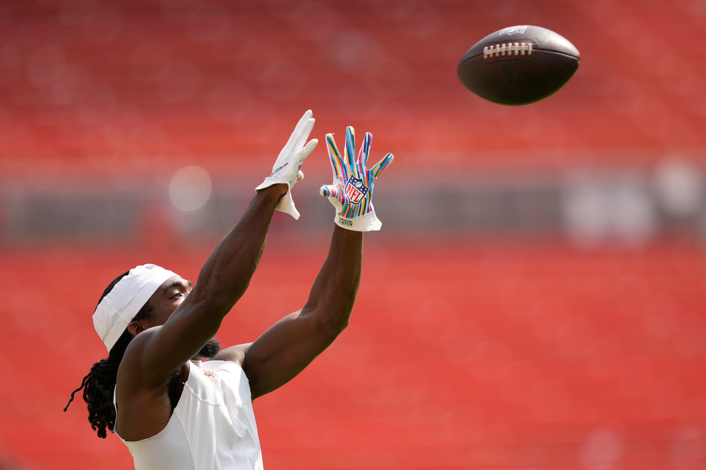 Cleveland Browns tight end Dae'Quan Wright warms up before a preseason NFL football game against the Buffalo Bills, Saturday, Aug. 22, 2026, in Cleveland. (AP Photo/Carolyn Kaster)