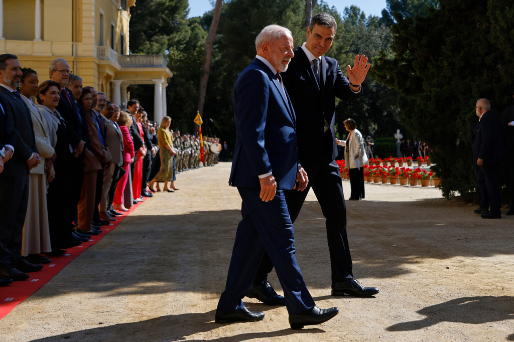Spain's Prime Minister Pedro Sanchez, right, waves nesxt to Brazil's President Luiz Inacio Lula da Silva during a Spain-Brazil summit in Barcelona, Spain, Friday, April 17, 2026. (AP Photo/Joan Monfort)