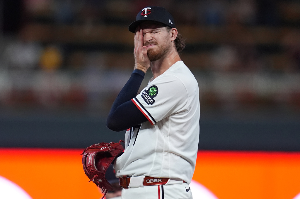 Minnesota Twins starter Bailey Ober wipes his face as manager Derek Shelton walks to the mound to make a pitching change during the fifth inning of a baseball game against the Atlanta Braves, Monday, Aug. 17, 2026, in Minneapolis. (AP Photo/Abbie Parr)