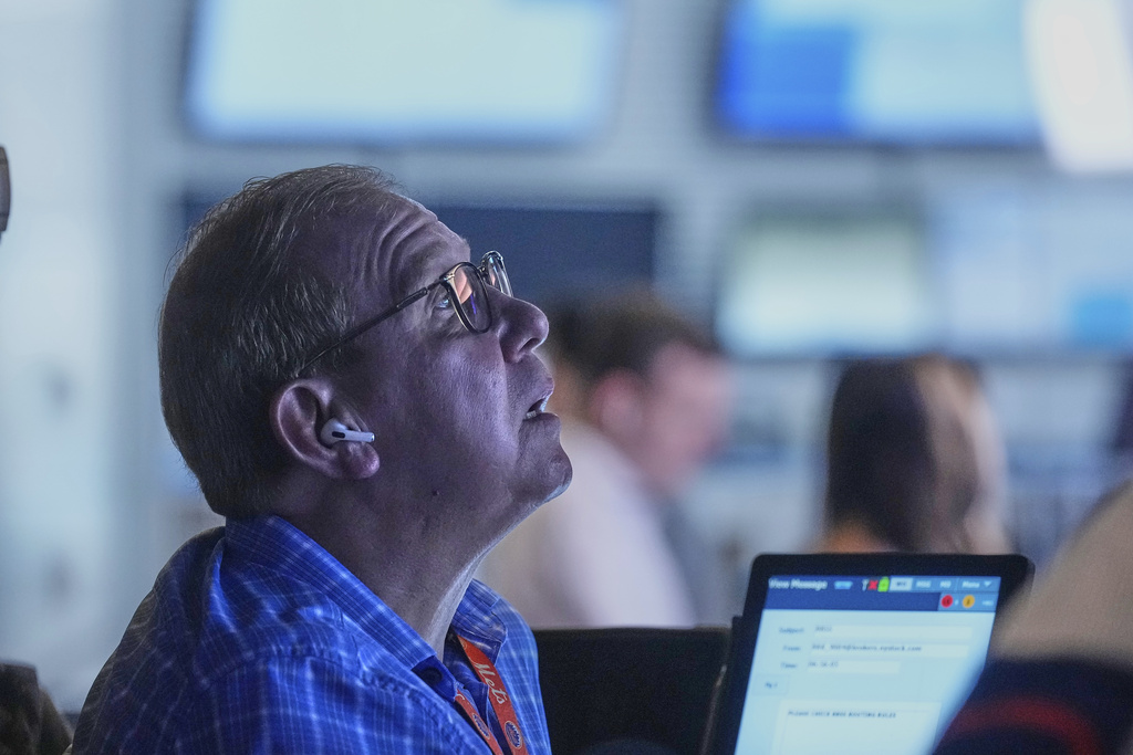 Trader Richard Cohen works on the floor of the New York Stock Exchange, Monday, Aug. 18, 2025. (AP Photo/Richard Drew)