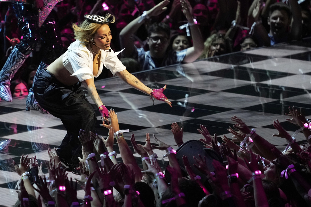 Doja Cat performs "Jealous Type" during the MTV Video Music Awards on Sunday, Sept. 7, 2025, at UBS Arena in Elmont, N.Y. (Photo by Charles Sykes/Invision/AP)