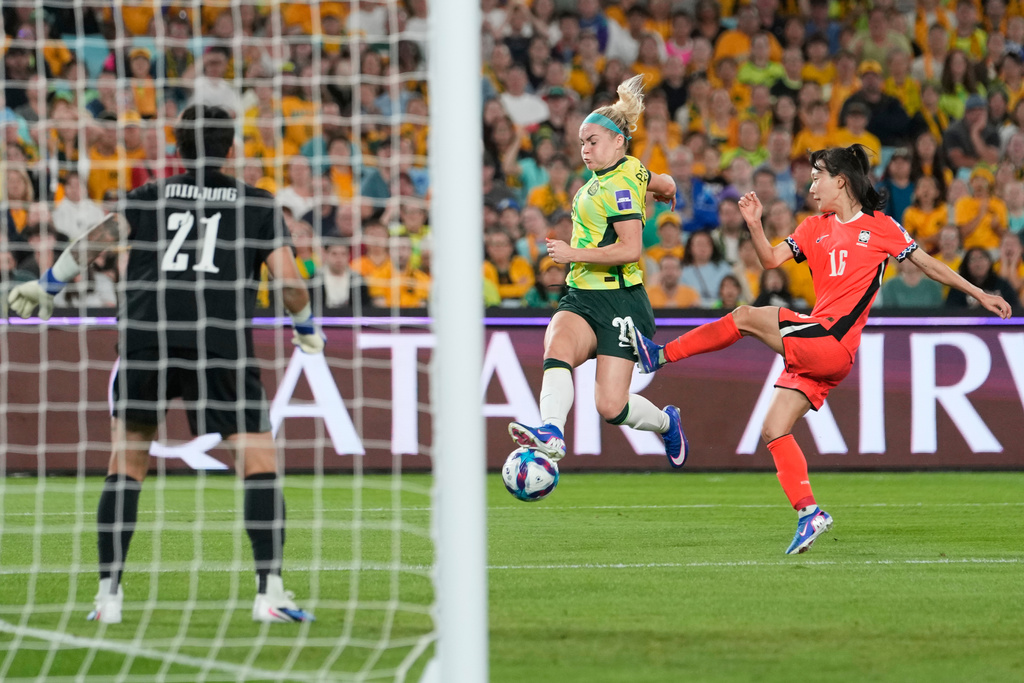 Australia's Ellie Carpenter competes for the ball with South Korea's Jang See-gi, right, during the Women's Asian Cup soccer match between Australia and South Korea in Sydney, Sunday, March 8, 2026. (AP Photo/Rick Rycroft)
