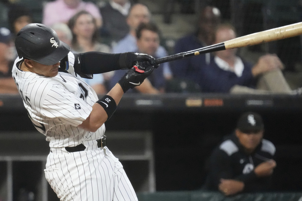 Chicago White Sox's Miguel Vargas hits a single during the second inning of a baseball game against the Tampa Bay Rays in Chicago, Wednesday, Sept. 10, 2025. (AP Photo/Nam Y. Huh)