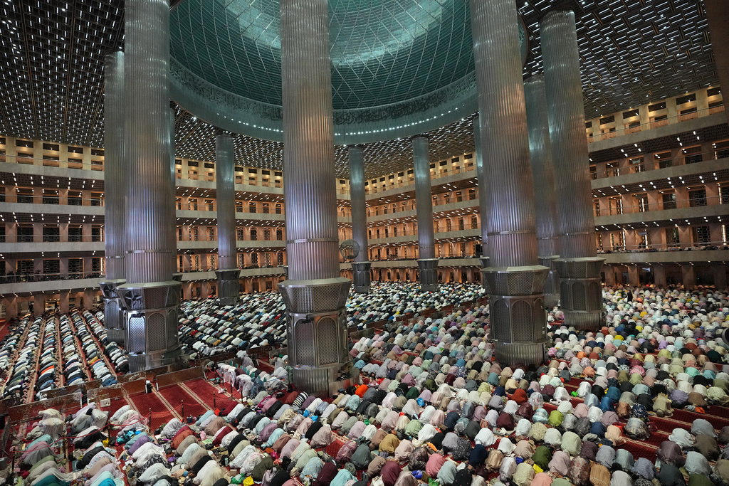 Indonesian Muslims perform an evening prayer called 'tarawih' marking the first eve of the holy fasting month of Ramadan, at Istiqlal Mosque in Jakarta, Indonesia, Wednesday, Feb. 18, 2026. (AP Photo/Achmad Ibrahim)