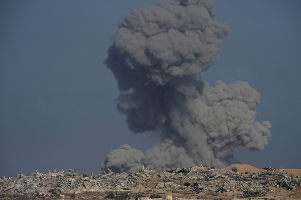 Smoke rises following an Israeli army bombardment in the Gaza Strip, as seen from southern Israel, Tuesday, Sept. 30, 2025. (AP Photo/Ohad Zwigenberg)