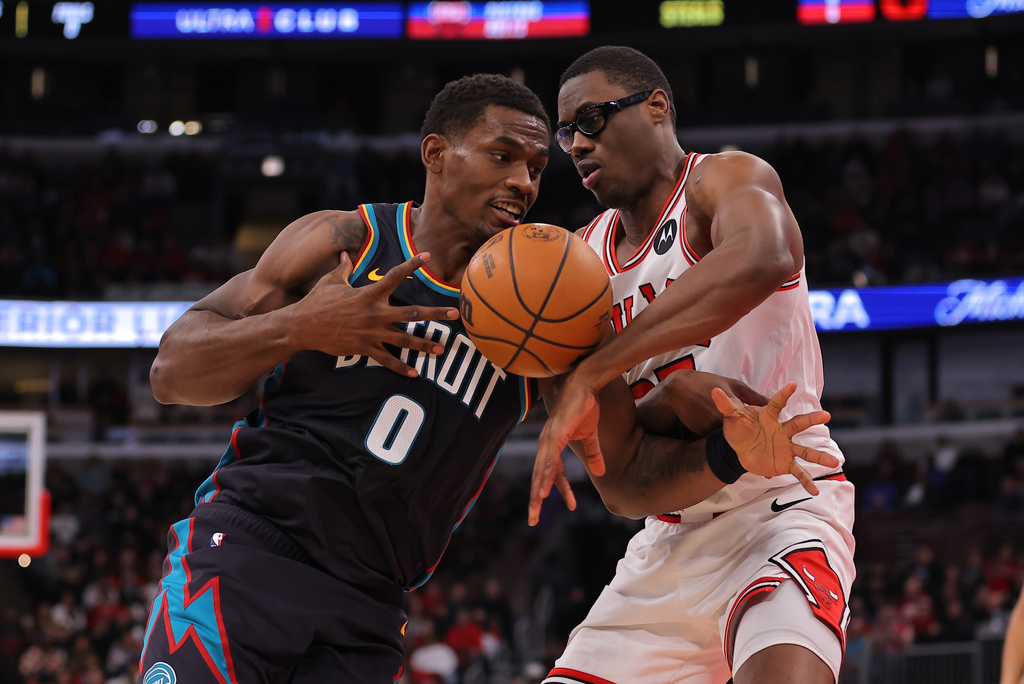 Chicago Bulls forward Jalen Smith (25) ,right, fouls Detroit Pistons center Jalen Duren (0) during the first half of an NBA basketball game Saturday, Feb. 21, 2026, in Chicago. (AP Photo/Melissa Tamez)