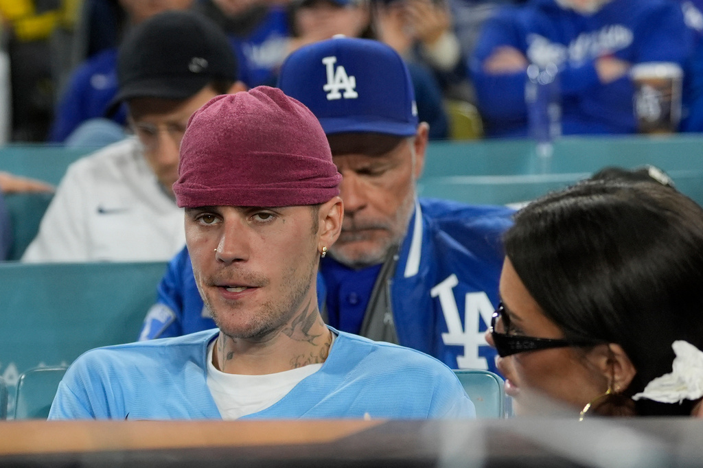 Singer Justin Bieber watches the Los Angeles Dodgers and the Los Angeles Dodgers during the seventh inning in Game 3 of baseball's World Series, Monday, Oct. 27, 2025, in Los Angeles. (AP Photo/Ashley Landis)