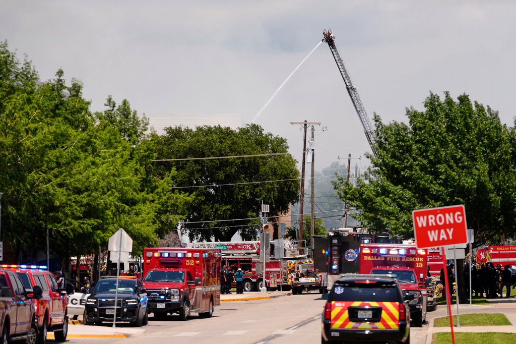Police and firefighting crews respond to the scene of a large fire at an apartment complex in Dallas, Thursday, May 28, 2026. (AP Photo/Gabriela Passos)