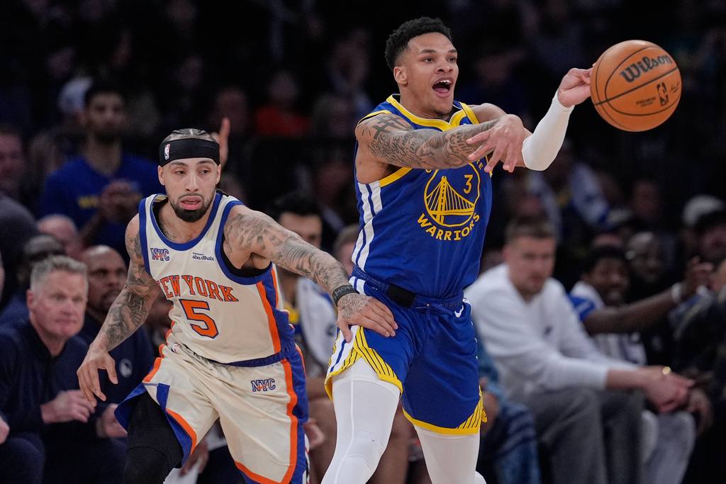Golden State Warriors' Will Richard, right, passes while New York Knicks' Jose Alvarado guards him during the first half of an NBA basketball game Sunday, March 15, 2026, in New York. (AP Photo/Seth Wenig)