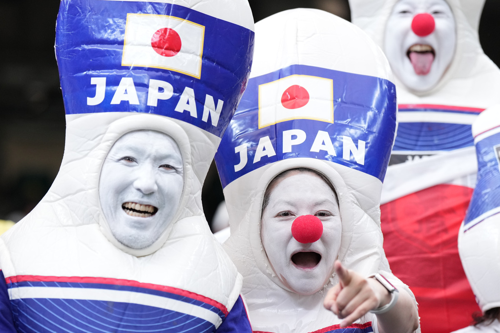 Japan fans get ready for the World Cup round of 32 soccer match between Brazil and Japann in Houston, Monday, June 29, 2026. (AP Photo/Karen Warren)