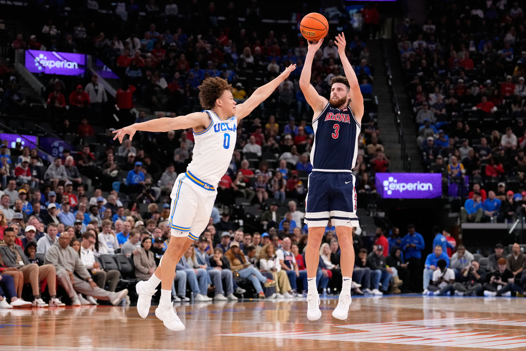 Arizona guard Anthony Dell'Orso, right, shoots as UCLA guard Trent Perry defends during the first half of a Hall of Fame Series college basketball game Friday, Nov. 14, 2025, in Inglewood, Calif. (AP Photo/Mark J. Terrill)