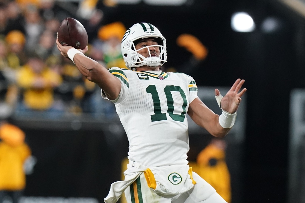 Green Bay Packers' Jordan Love throws during the second half of an NFL football game against the Pittsburgh Steelers Sunday, Oct. 26, 2025, in Pittsburgh. (AP Photo/Matt Freed)