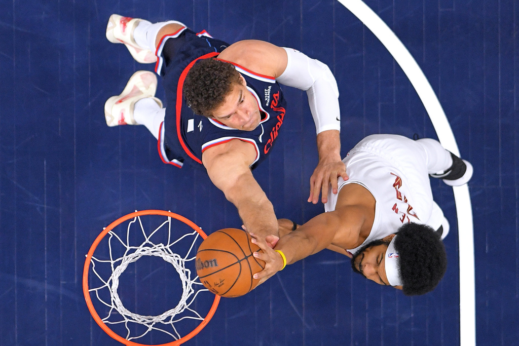 Cleveland Cavaliers center Jarrett Allen, right, dunks as Los Angeles Clippers center Brook Lopez defends during the first half of an NBA basketball game Wednesday, Feb. 4, 2026, in Inglewood, Calif. (AP Photo/Mark J. Terrill)