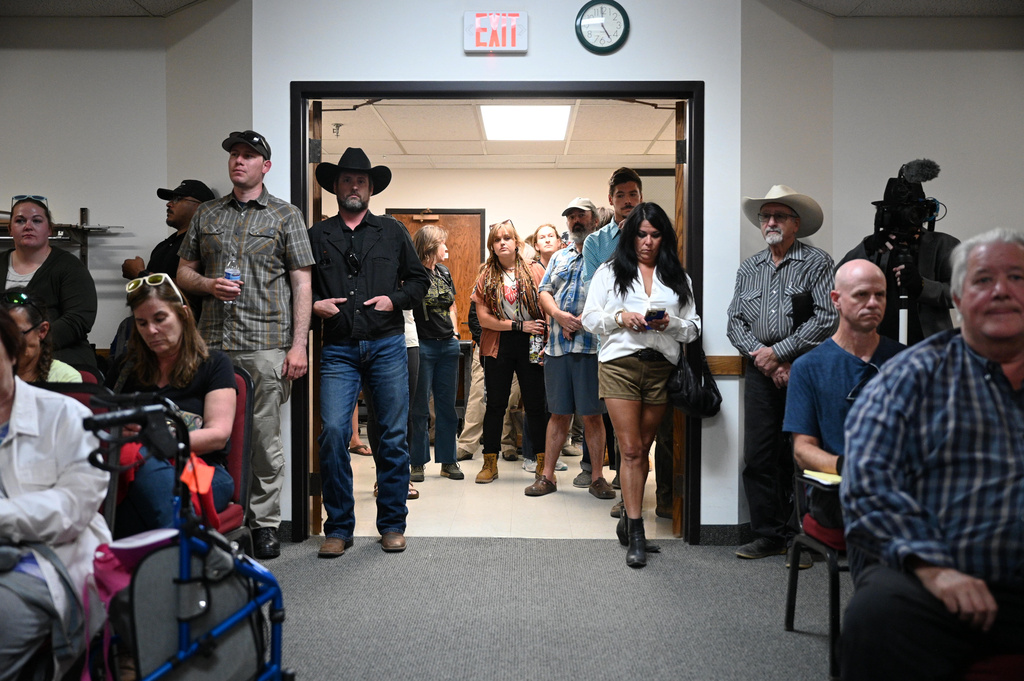 Community members fill the Livingston City Commission meeting and spill out into the hallway Monday, Oct. 5, 2026, in Livingston, Mont. (Lauren Miller/Montana Free Press/CatchLight Local/Report for America via AP)