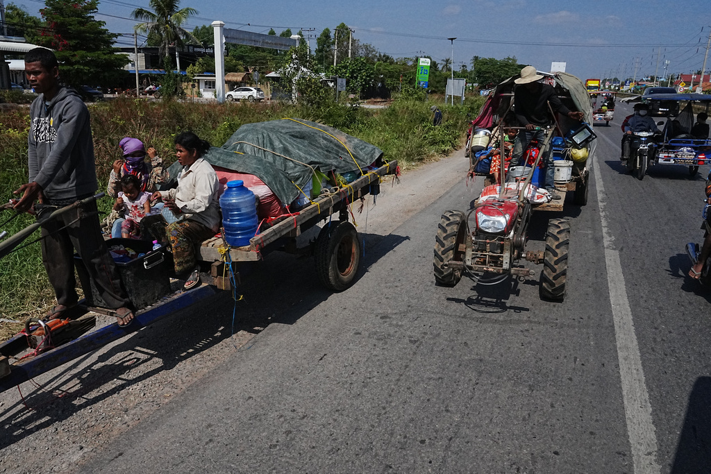 People arrive at Prey Chamkar Ta Doak market, as they leave the area near the border with Thailand, in Banteay Meanchey province of Cambodia's, Tuesday, Dec. 9, 2025. (AP Photo/Heng Sinith)