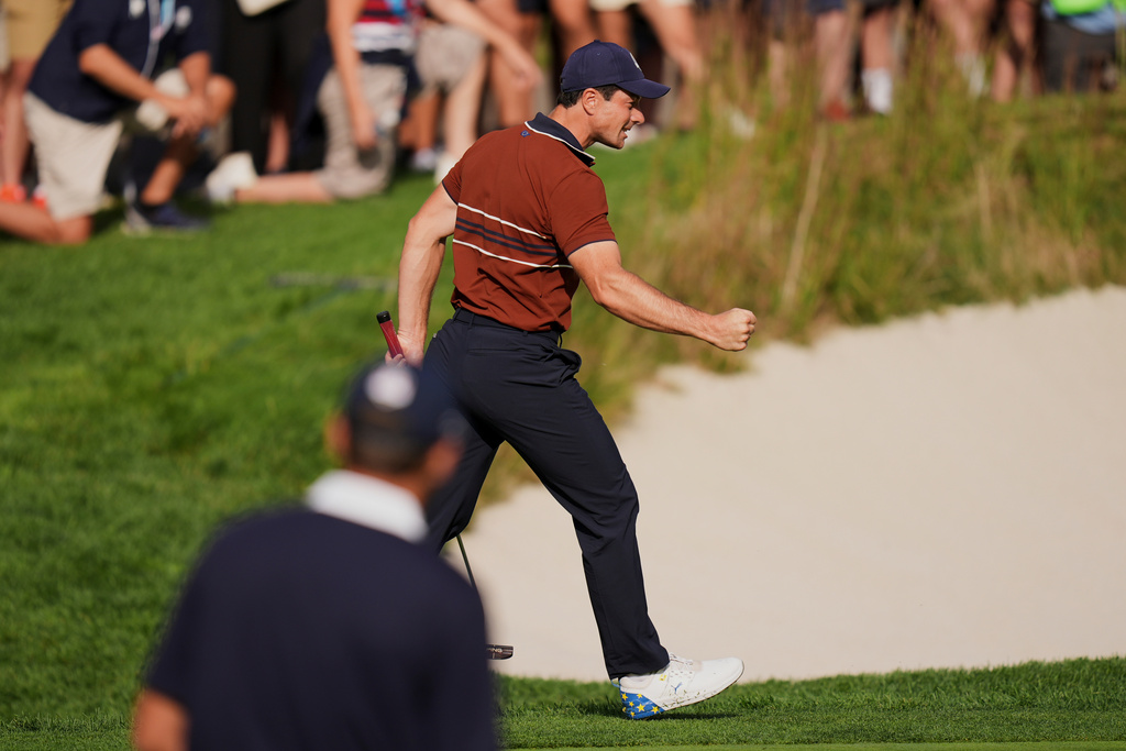 Europe's Viktor Hovland celebrates after a putt on the eighth hole at Bethpage Black golf course during the Ryder Cup golf tournament, Saturday, Sept. 27, 2025, in Farmingdale, N.Y. (AP Photo/Seth Wenig)
