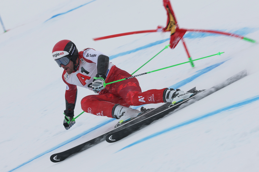 Austria's Vincent Kriechmayr competes in an alpine ski, men's World Cup giant slalom, in Soelden, Austria, Sunday, Oct. 26, 2025. (AP Photo/Alessandro Trovati)