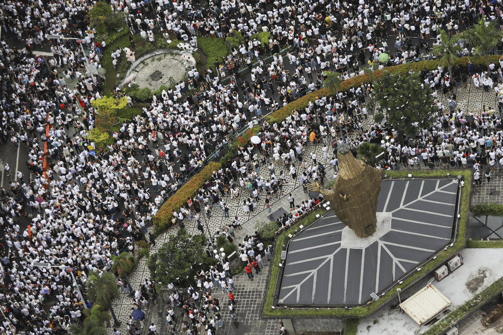 Thousands of protesters gather at the EDSA People Power Monument to rally against government corruption, in suburban Mandaluyong, east of Manila, Philippines, Sunday Sept. 21, 2025. (AP Photo/Basilio Sepe)