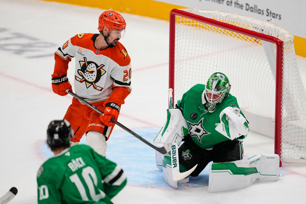 Dallas Stars goaltender Jake Oettinger (29) gloves a re-directed shot by Anaheim Ducks' Chris Kreider (20) in the third period of an NHL hockey game Thursday, Nov. 6, 2025, in Dallas. (AP Photo/Tony Gutierrez)
