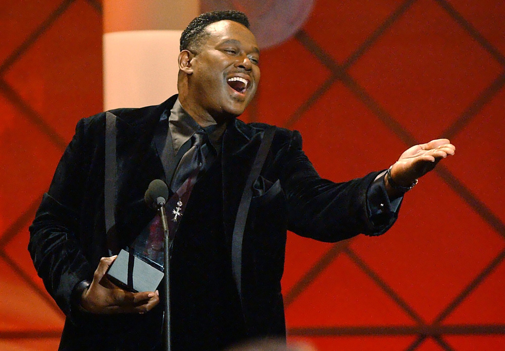 FILE - Luther Vandross accepts the award for favorite soul or R&B male artist at the 29th American Music Awards in Los Angeles on Jan. 9, 2002. (AP Photo/Kevork Djansezian, File)