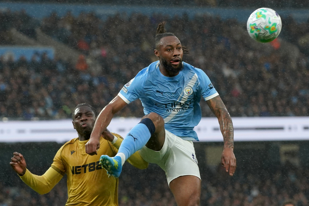 Manchester City's Antoine Semenyo, right, and Crystal Palace's Jaydee Canvot challenge for the ball during the English Premier League soccer match between Manchester City and Crystal Palace in Manchester, England, Wednesday, May 13, 2026. (AP Photo/Ian Hodgson)