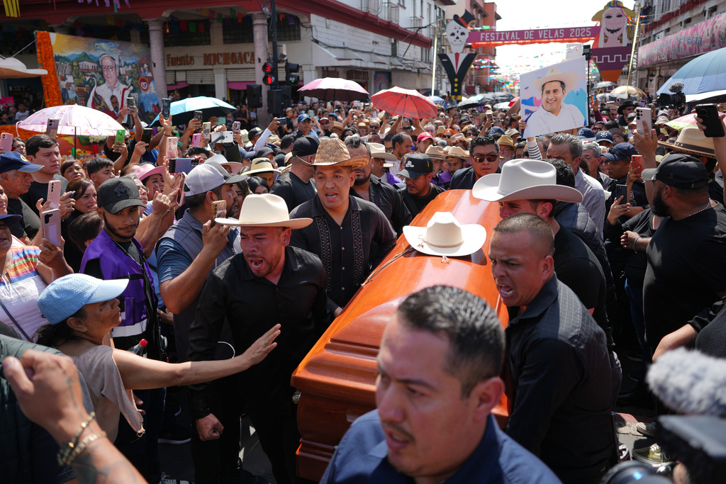 People carry the coffin of late Mayor Carlos Alberto Manzo Rodríguez, who was shot during Day of the Dead celebrations, in Uruapan, Michoacan state, Mexico, Sunday, Nov. 2, 2025. (AP Photo/Eduardo Verdugo)