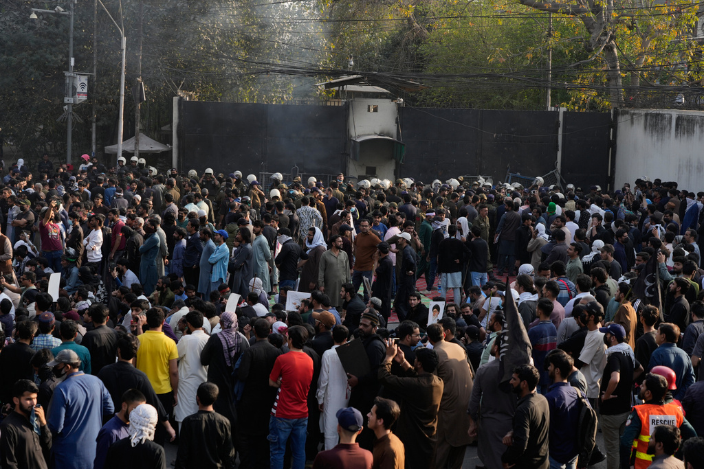 Shiite Muslims take part in an anti U.S. rally to condemn the killing of Iranian Supreme Leader Ayatollah Ali Khamenei, in Lahore, Pakistan, Sunday, March 1, 2026. (AP Photo/K.M. Chaudary)