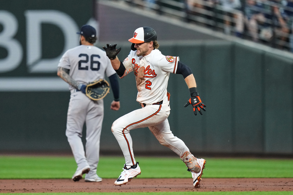 Baltimore Orioles' Gunnar Henderson (2) advances toward second base past New York Yankees first baseman Luis García Jr. (26) after hitting a double during the third inning of a baseball game, Wednesday, Aug. 19, 2026, in Baltimore. (AP Photo/Stephanie Scarbrough)