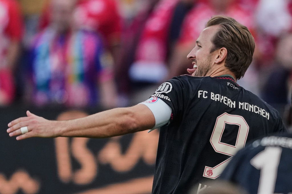 Munich's Harry Kane celebrates his side's fourth goal during a German Bundesliga soccer match between FSV Mainz 05 and Bayern Munich in Mainz, Germany, Saturday, April 25, 2026. (AP Photo/Michael Probst)