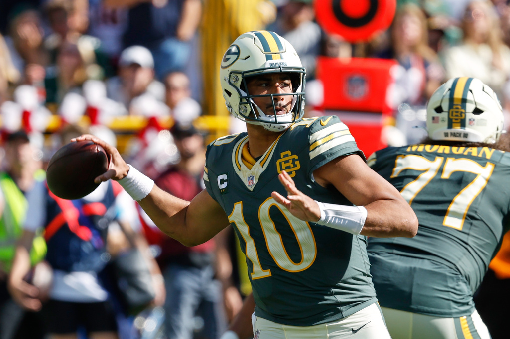 Green Bay Packers' Jordan Love throws during the first half of an NFL football game against the Chicago Bears in Green Bay, Wis., Sunday, Oct. 11, 2026. (AP Photo/Mike Roemer)
