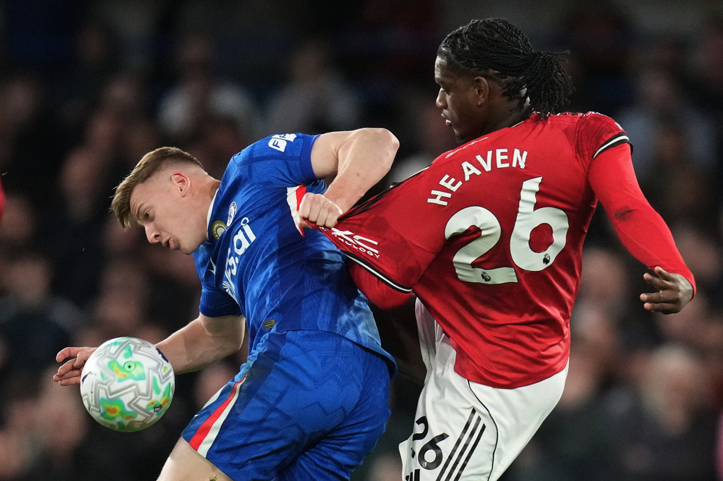 Chelsea's Liam Delap, left, and Manchester United's Ayden Heaven challenge for the ball during the English Premier League soccer match between Chelsea and Manchester United in London, Saturday, April 18, 2026. (AP Photo/Kirsty Wigglesworth)