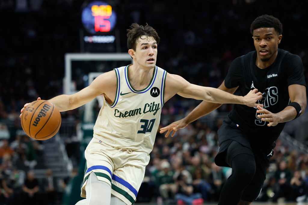 Milwaukee Bucks guard Cormac Ryan (30) drives to the basket in the first half of an NBA basketball game against the Brooklyn Nets, Friday, April 10, 2026, in Milwaukee. (AP Photo/Jeffrey Phelps)