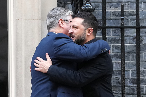 Britain's Prime Minister Keir Starmer welcomes Ukraine's President Volodymyr Zelenskyy to 10 Downing Street in London, Friday, Oct. 24, 2025 for a later meeting of the so-called "coalition of the willing".(AP Photo/Kirsty Wigglesworth, Pool) Britain's Prime Minister Keir Starmer welcomes Ukraine's President Volodymyr Zelenskyy to 10 Downing Street in London, Friday, Oct. 24, 2025 for a later meeting of the so-called "coalition of the willing".(AP Photo/Kirsty Wigglesworth, Pool)