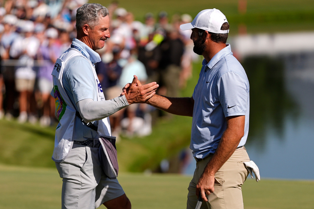 Scottie Scheffler celebrates winning on the 18th green the final round of the St. Jude Championship golf tournament, Sunday, Aug. 16, 2026, in Memphis, Tenn. (AP Photo/George Walker IV)