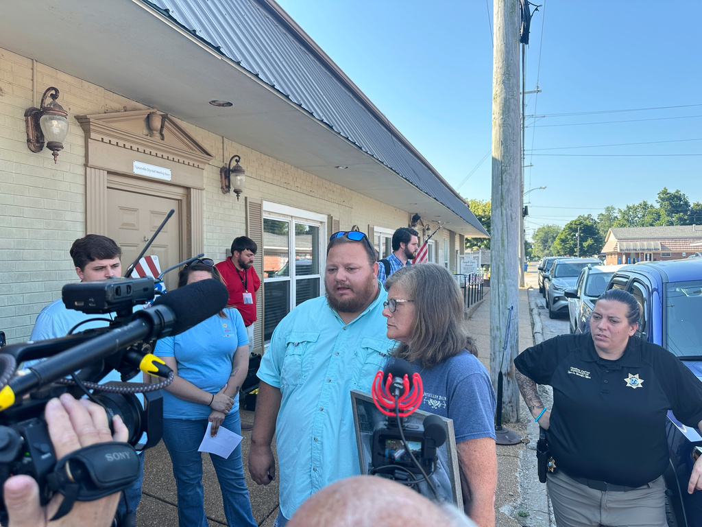 The parents of James M. Wilson, Matthew Wilson, left, and Kim Hamil, speak with reporters after a court hearing for a man charged with killing four people on Thursday, Aug. 7, 2025, in Tiptonville, Tenn. (AP Photo/Adrian Sainz)