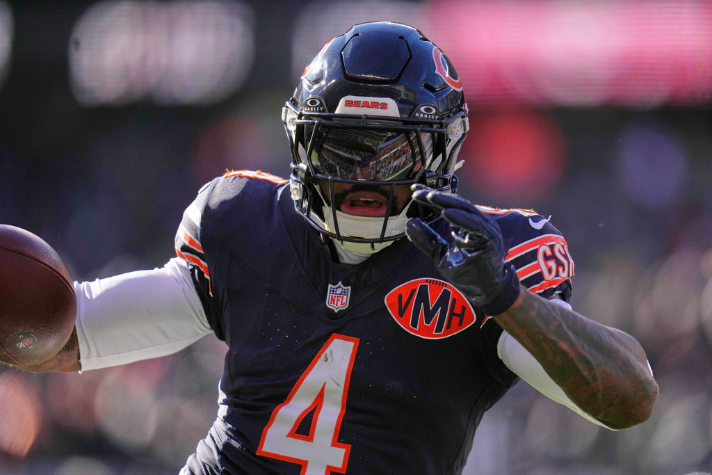 Chicago Bears running back D'Andre Swift (4) carries for a touchdown in the first half of an NFL football game against the Cleveland Browns in Chicago, Sunday, Dec. 14, 2025. (AP Photo/Erin Hooley)