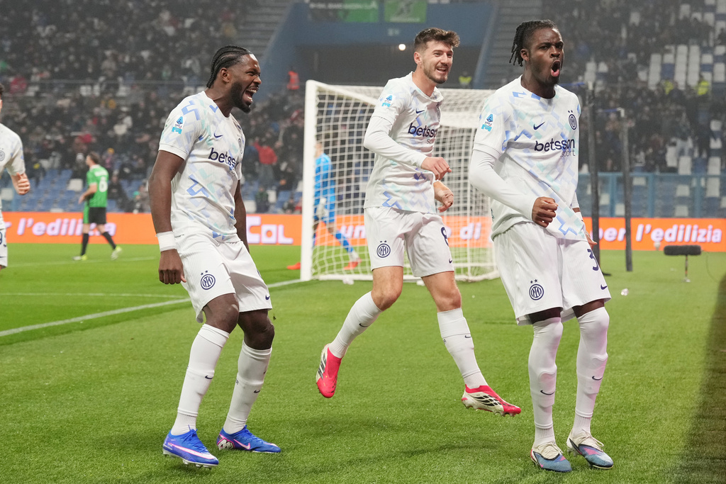 Inter Milan's Yann Bisseck, right, celebrates after scoring their side's first goal of the game during the Serie A soccer match between Sassuolo and Inter in Milan, Italy, Sunday, Feb. 8, 2026. (Spada/LaPresse via AP)