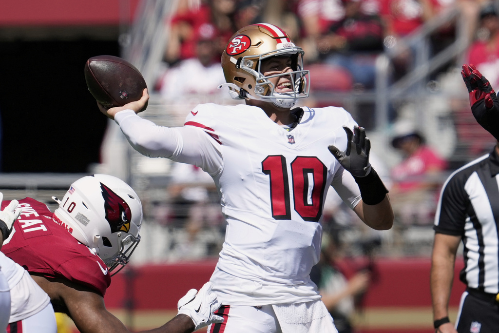 San Francisco 49ers quarterback Mac Jones passes during the first half of an NFL football game against the Arizona Cardinals, Sunday, Sept. 21, 2025, in Santa Clara. (AP Photo/Godofredo A. Vásquez)