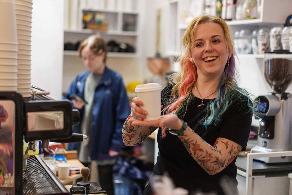 Svitlana Shtanko, 38, owner of the coffee shop "Navzaiem", makes coffee for people who's apartments been lost and damaged after a Russian attack in Kyiv, Ukraine, on Monday, Sept. 29, 2025. (AP Photo/Evgeniy Maloletka)